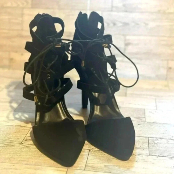 Women’s black heels - Picture 1 of 11